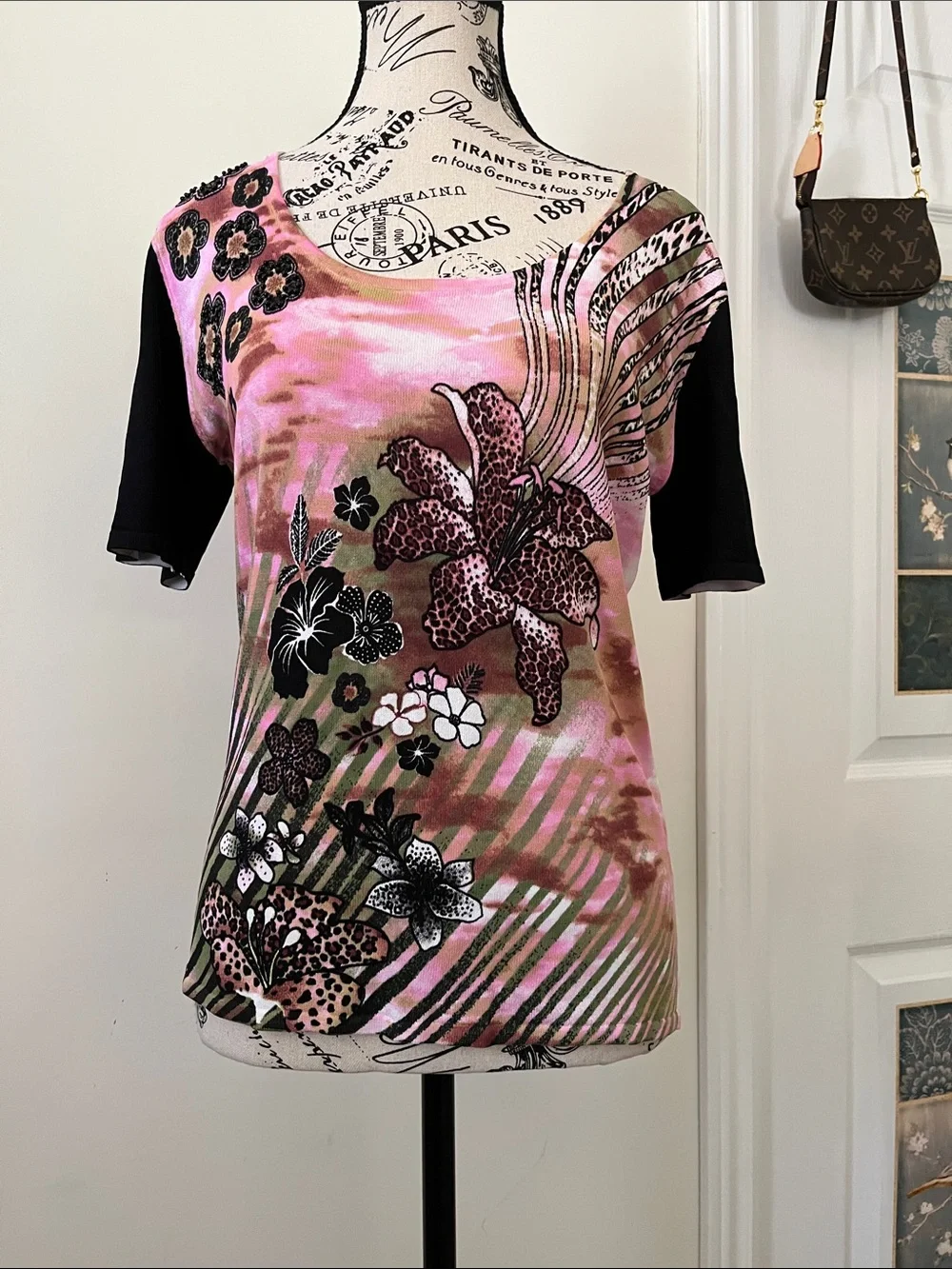 😃Floral Scoop Neck Short Sleeve Top in Pink and Black - Picture 10 of 10